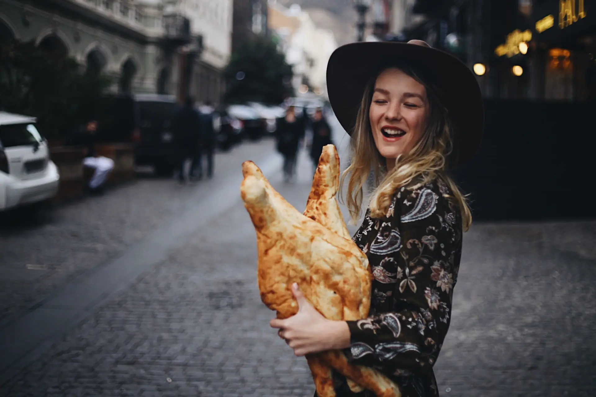 Свадебная пара на фоне горы Казбек